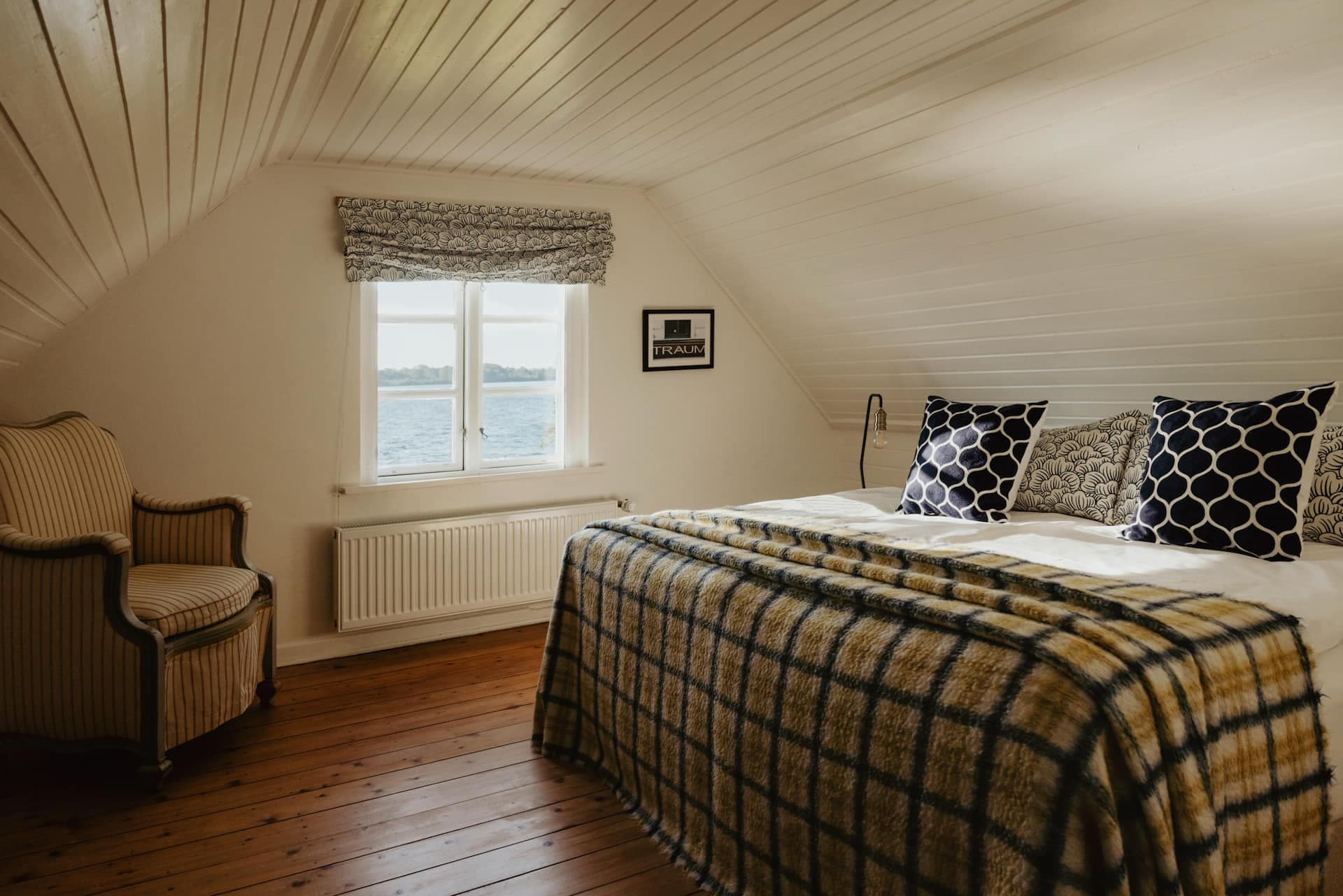 Schlafzimmer oben (1,80m Bett)