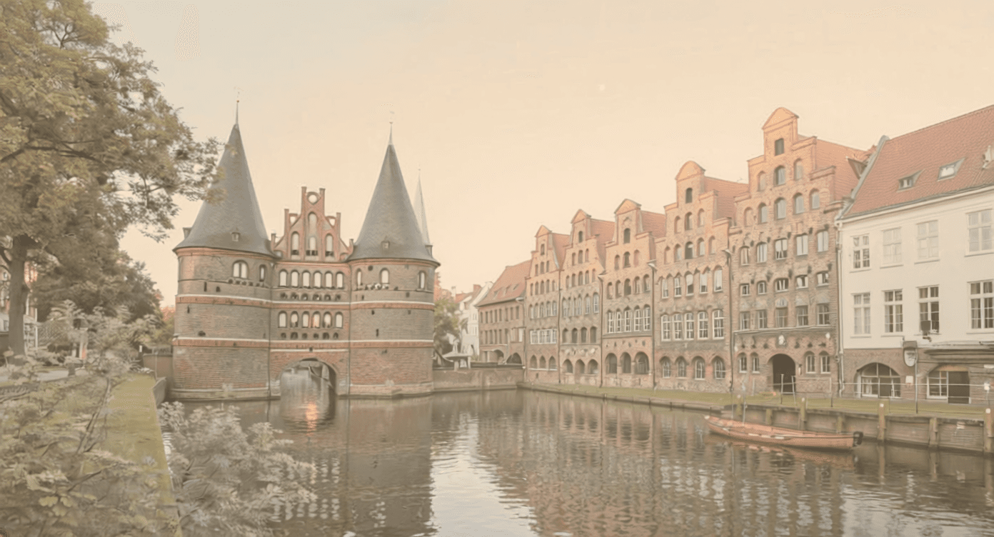 Lübecker Altstadt mit Holstentor — eine Stunde von Gut Nehmten