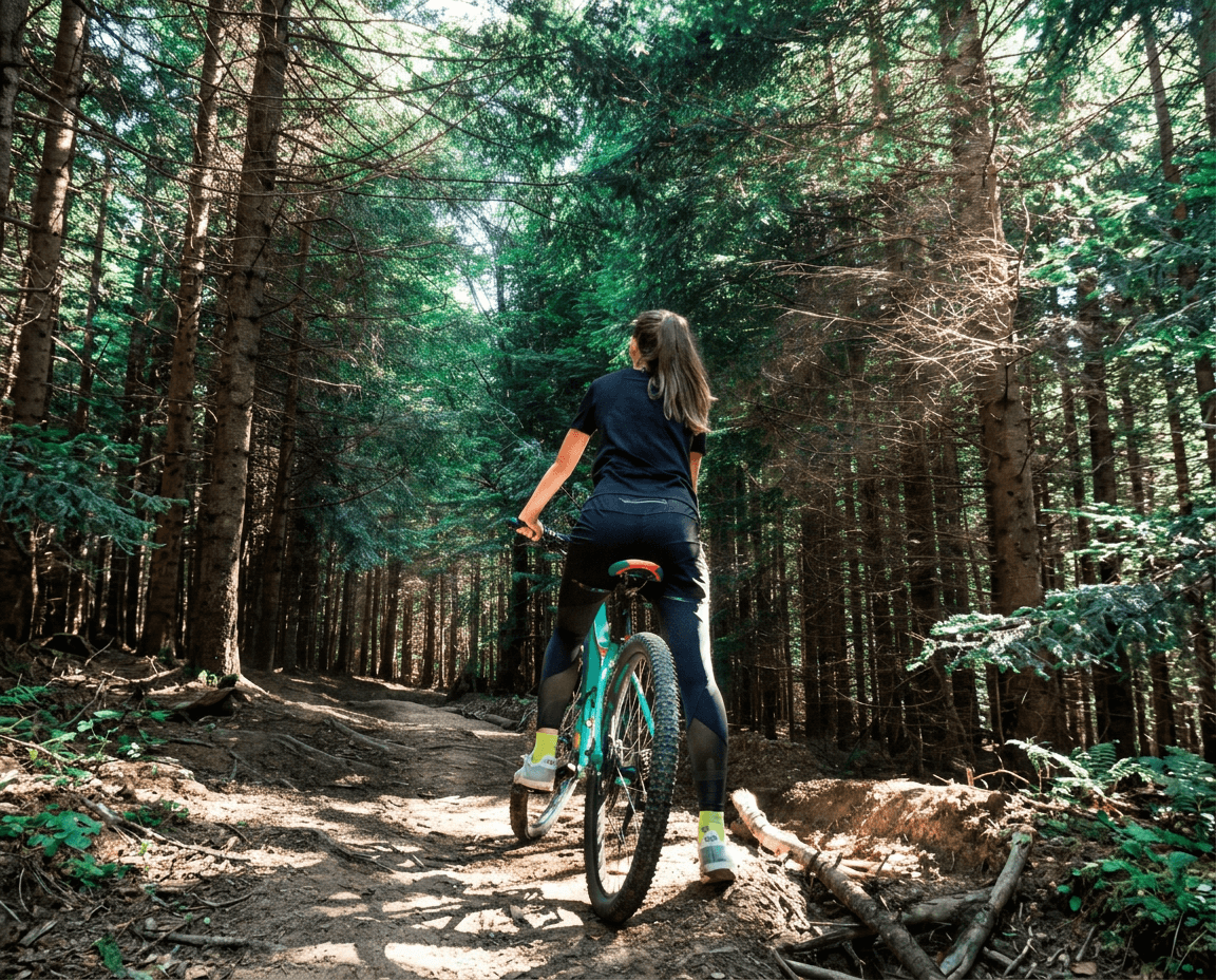 Mountainbikerin auf einem Waldweg im Nehmtener Forst
